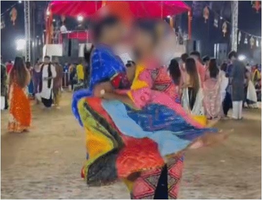 Video: એક કપલે નવરાત્રીના મેદાનમાં કરી શરમજનક હરકતો, ઉપરથી વીડિયો પણ બનાવ્યો! લોકોએ બતાવ્યો ભાર