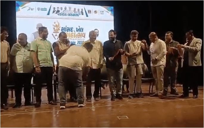 ક્લાસ વન ઓફિસર ડીઇઓ સાહેબ લોકોની વચ્ચે મંત્રીજીને પગે લગતા ચર્ચાઓ થઈ તેજ! જુઓ વિડિયો