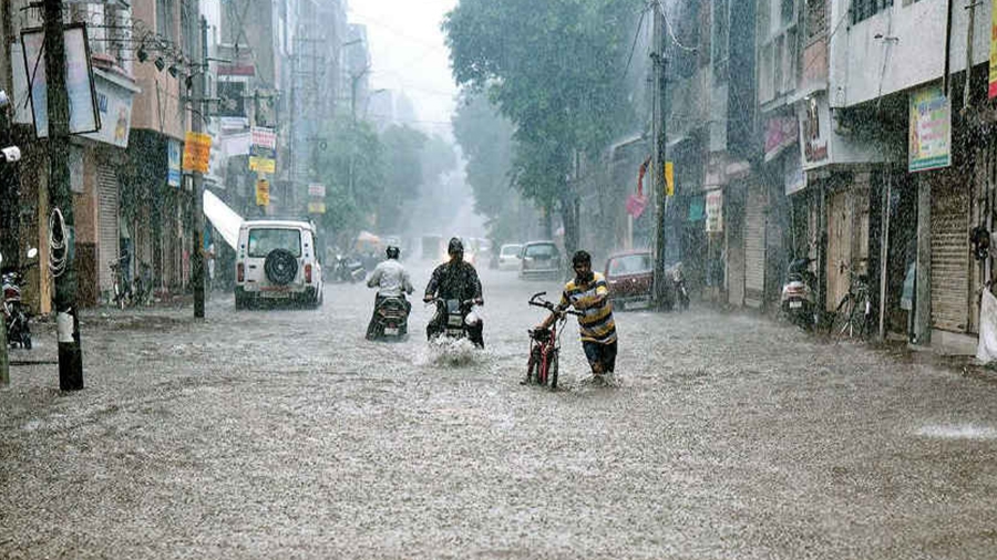 ગુજરાતના ઘણા ભાગોમાં ભારે વરસાદ; દુકાનો પાણીમાં ગરકાવ થવાના અહેવાલ, વહીવટીતંત્ર દ્વારા NDRF તૈન