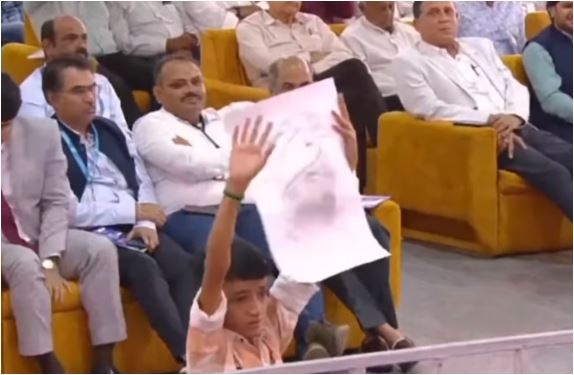 'બાળક હાથ દુઃખતા હશે, કોઈ જરા આ ચિત્રને કલેક્ટ કરો.....' પીએમ મોદીના જાહેર સંબોધનમાં સર્જાઈ ભાવ