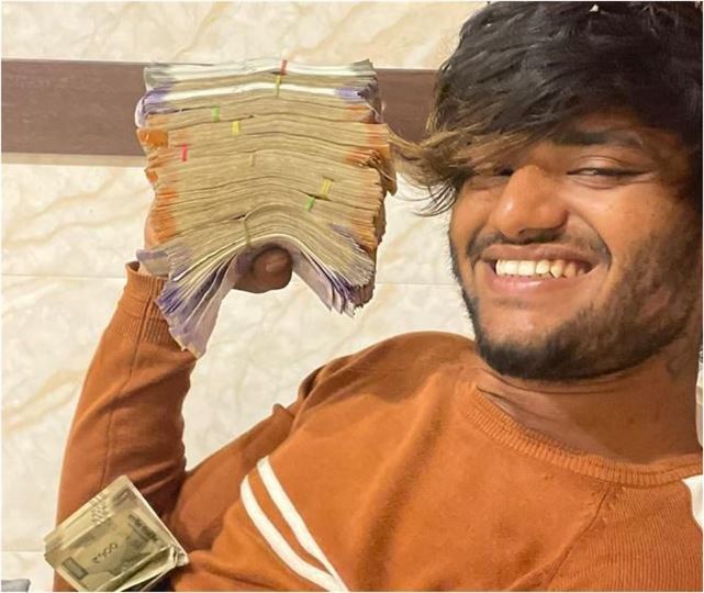 સુરતમાં વાયર ચોરવા ગયેલા ચોરો ૧૧ લાખની રોકડ જોઈ ભાન ભૂલ્યા! આ અજીબ હરકતોથી થયો પર્દાફાશ! જાણો