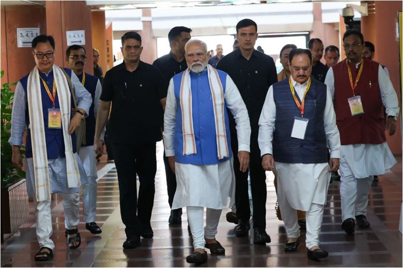 ભાજપની વર્કશોપમાં પીએમ મોદીએ કર્યું એવું કામ કે વાયરલ તસ્વીરો જોઈ લોકો આશ્ચર્યમાં મુકાયા! જાણો