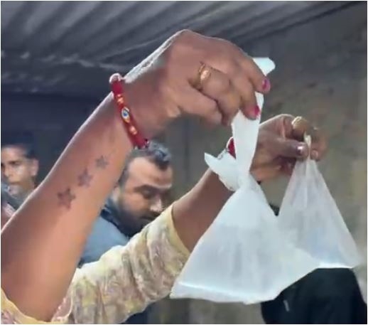 બાળકો સાથે આવેલી મહિલાઓએ દારૂના અડ્ડાને કર્યો તહેસ-નહેસ! પોલીસની પોલ ખોલનો વાયરલ વિડિયો જુઓ