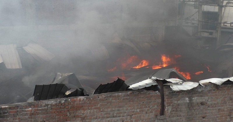 સુરત: જોળવા GIDC ખાતે ગોડાઉનમાં લાગી આગ, જેસીબી મશીનથી દીવાલ તોડી આગ પર કાબૂ મેળવાયો