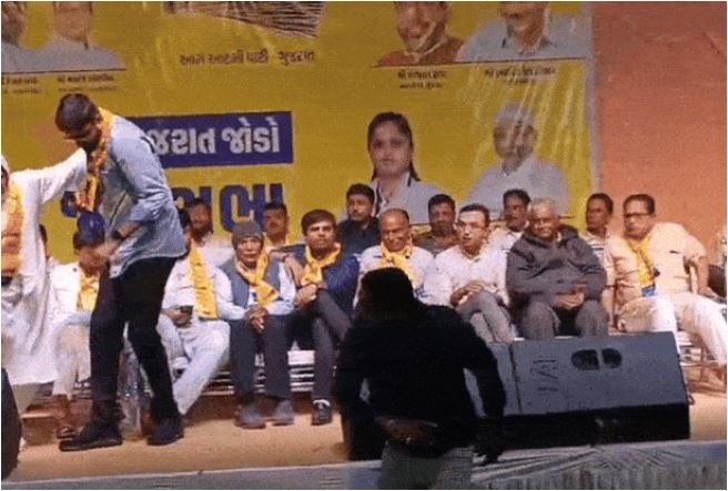 ગોપાલ ઇટાલીય પર ચાલુ સભામાં ફેંકાયું જૂતું! હુમલો કરનારે કહ્યું - 'બદલોવાળી સંતોષ થયો!' જાણો સમ