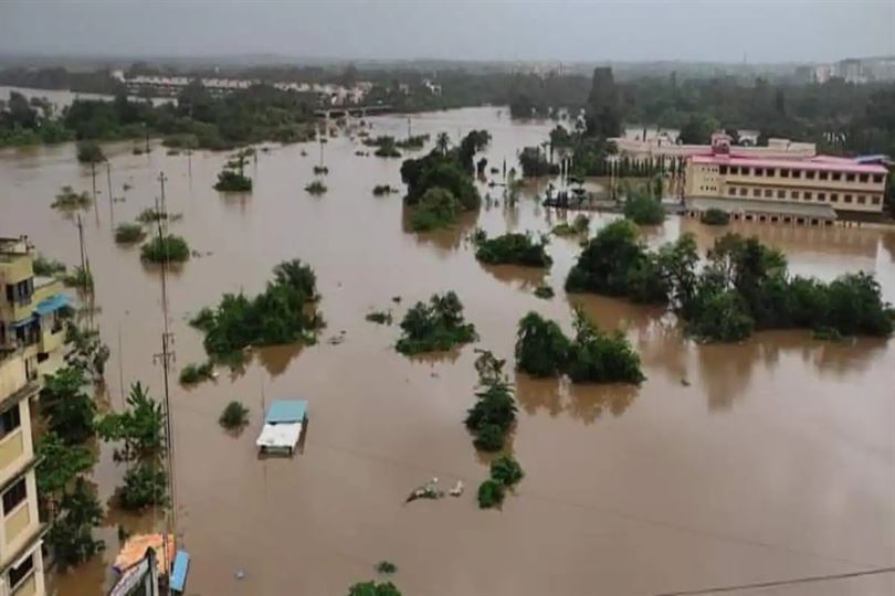 ભારે વરસાદને કારણે નદી ઓવરફ્લો થઇ જતા મહારાષ્ટ્રનું આ શહેર બેટમાં ફેરવાયું, હજારો લોકો ફસાયા