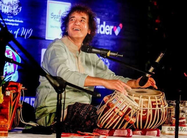 દુનિયાએ એક સંગીત પ્રતિભા ગુમાવી, ઝાકિર હુસૈન ઘરના વાસણો પર ધૂન બનાવતા હતા, 11 વર્ષની ઉંમરે પિતા