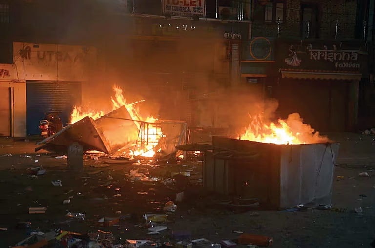 Video: દુર્ગા વિસર્જન શોભાયાત્રા દરમિયાન શાંતિ ડહોળવાનો પ્રયાસ, 2 જૂથો વચ્ચે અથડામણ; જાણો કેવી 