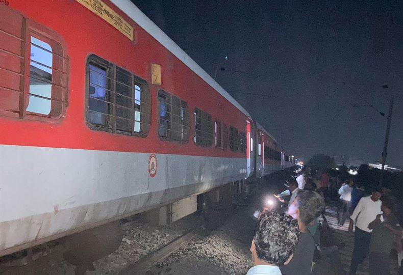 Train Accident: ગુજરાત આવી રહેલી સાબરમતી એક્સપ્રેસ ખડી પડી! ટ્રેનના 22 ડબ્બા પાટા પરથી ઉતરી પડ્