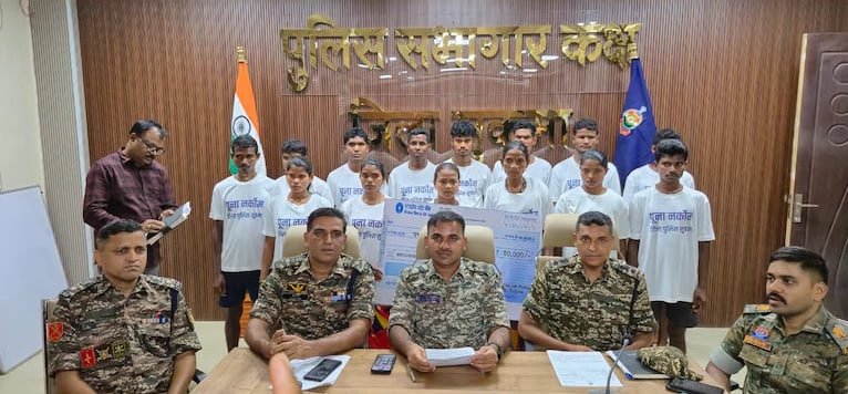 8 ઇનામી સહિત 14 નક્સલીઓએ કર્યું આત્મસમર્પણ, સુરક્ષાબળો સામે એમ કરવા પાછળનું બતાવ્યું કારણ