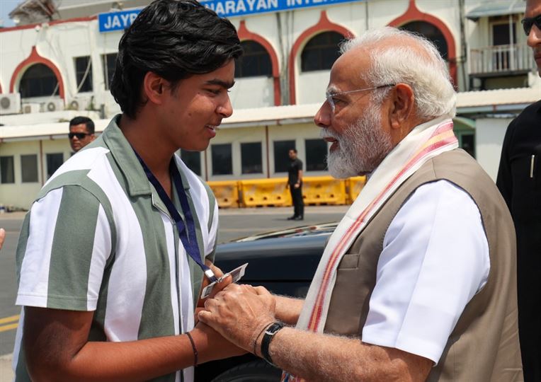 Video: 14 વર્ષીય વૈભવ સૂર્યવંશીની પટના એરપોર્ટ પર થઈ PM મોદી સાથે મુલાકાત, સ્ટાર ક્રિકેટરે ચરણ!