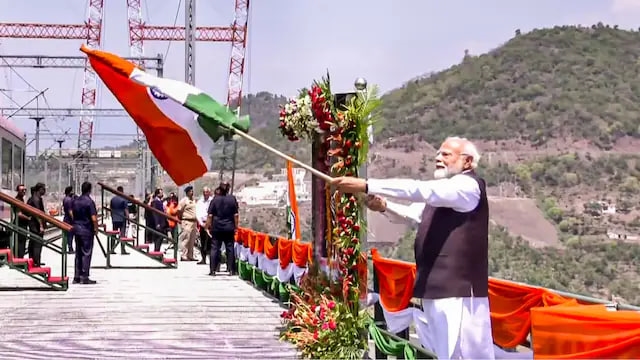 PM મોદીએ કર્યું ચિનાબ બ્રિજનું ઉદ્વઘાટન, તિરંગો હાથમાં લઈને લહેરાવ્યો; ચીન-પાકિસ્તાનને મોટો મેસ