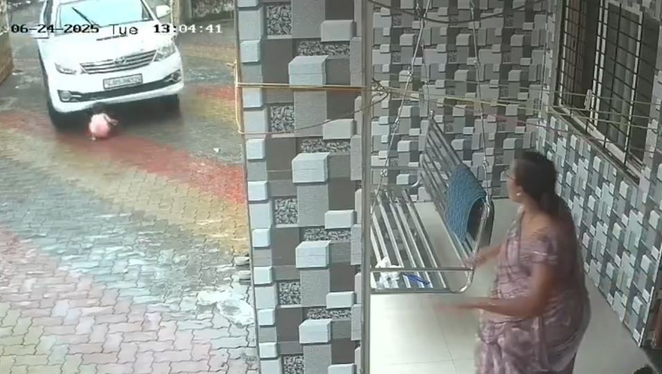 Gujarat: બાળકીનો ચમત્કારિક બચાવ! ગાડી નીચે આવી ગયા બાદ જીવતી નીકળી બાળકી