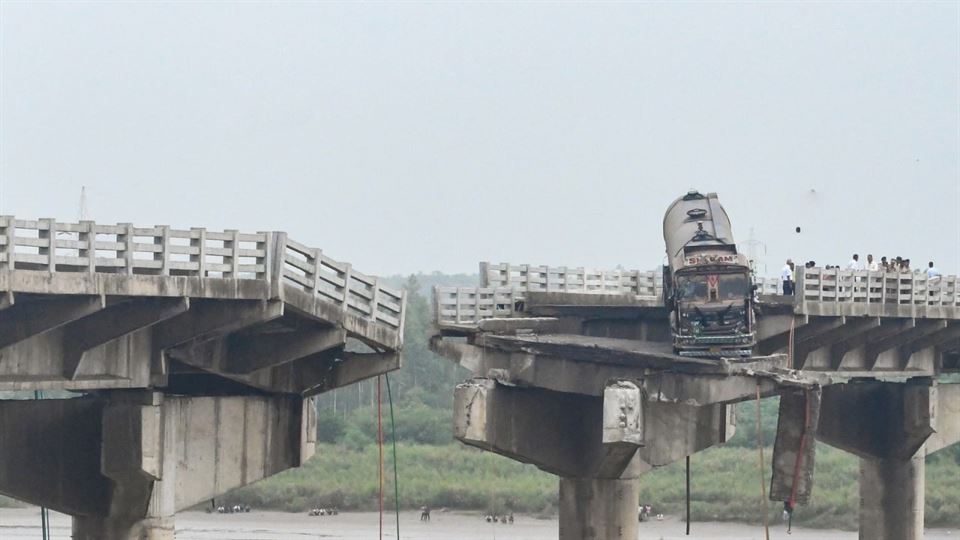 Gambhira Bridge Collapse: ગંભીરા બ્રિજ અકસ્માત બાદ સરકાર એક્શનમાં, 4 એન્જિનિયર તાત્કાલિક પ્રભાવ