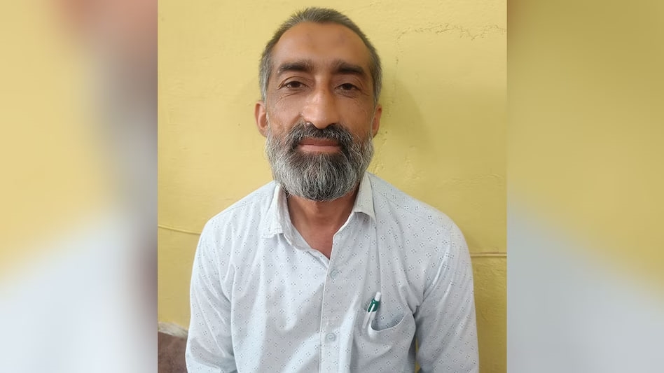 Government Muslim Teacher: દેવી-દેવતાઓની તસવીરો ફાડી અને સળગાવી, ધાર્મિક ભાવનાઓને દુભાવવ