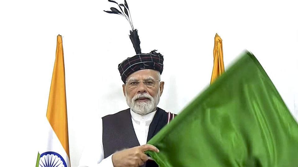 Video: PM નરેન્દ્ર મોદીએ આઇઝોલમાં રેલવે લાઇનનું કર્યું ઉદ્વઘાટન, બોલ્યા- ‘હું ઉત્તર-પૂર્વની સું
