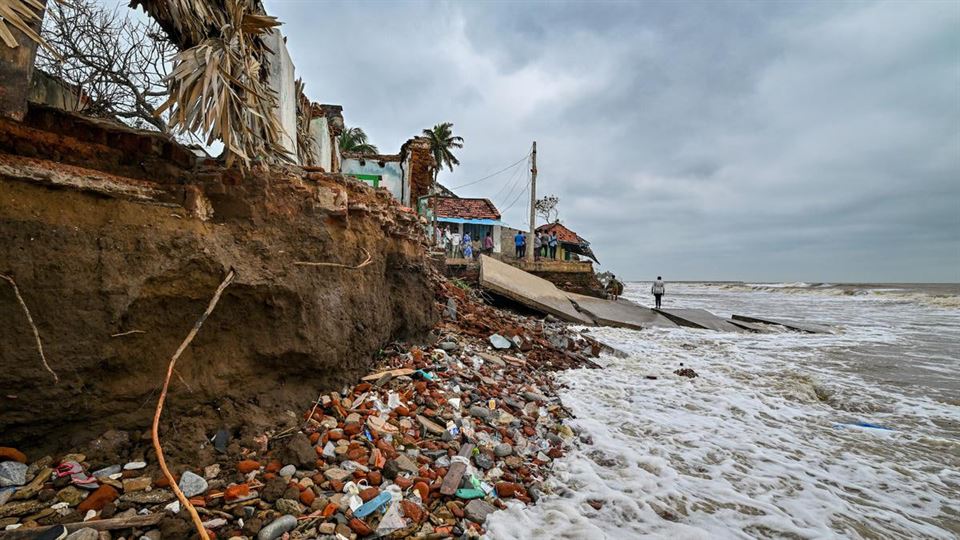 મોન્થા વાવાઝોડાએ ભારે તબાહી મચાવી, રેલવેએ 16 ટ્રેનોને ડાયવર્ટ કરી