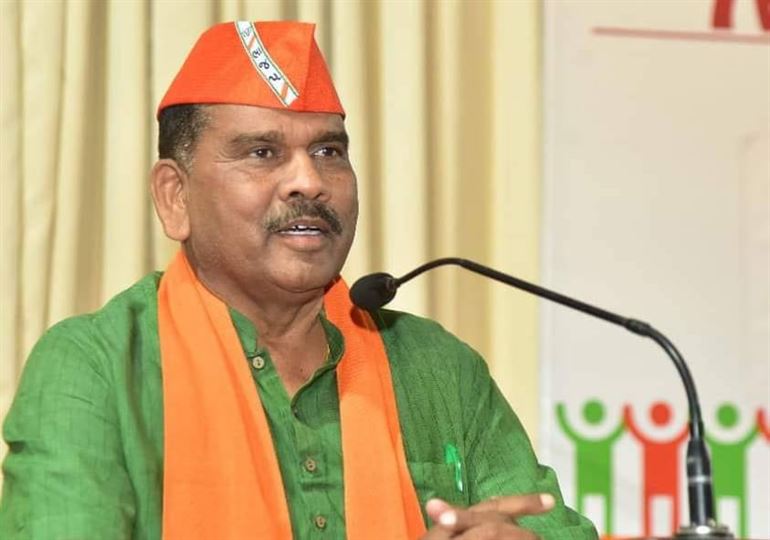 રાજ્ય કક્ષાના મંત્રી બરંડાએ બાફ્યૂ! જાહેર મંચ પર બોલ્યા- 'મારો આદિવાસી તો દારૂ જ પીવેને… થોડુઘણ