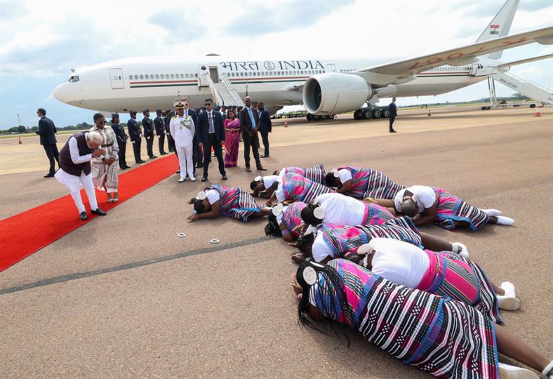 ‘રનવે પર ઊંઘી ગયા લોકો..’, દ. આફ્રિકામાં આવું સ્વાગત જોઈને અભિભૂત થયા PM મોદી, પોતે પણ ઝુકીને ક