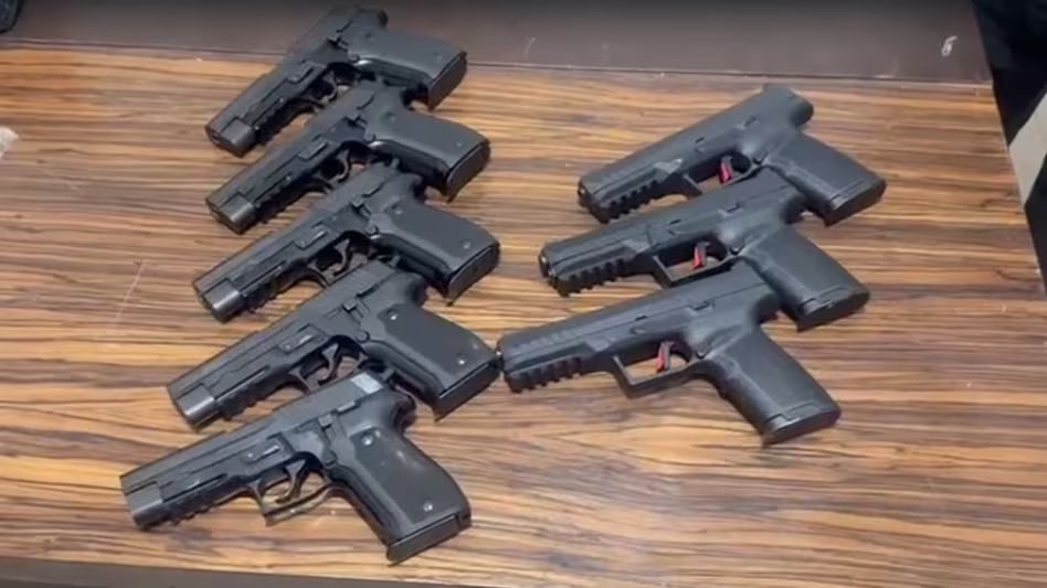 દિલ્હીમાં પાકિસ્તાનથી મોકલવામાં આવેલા હથિયારોનો જથ્થો જપ્ત કરાયો, જાણો આ બંદૂકો કોના માટે હતી