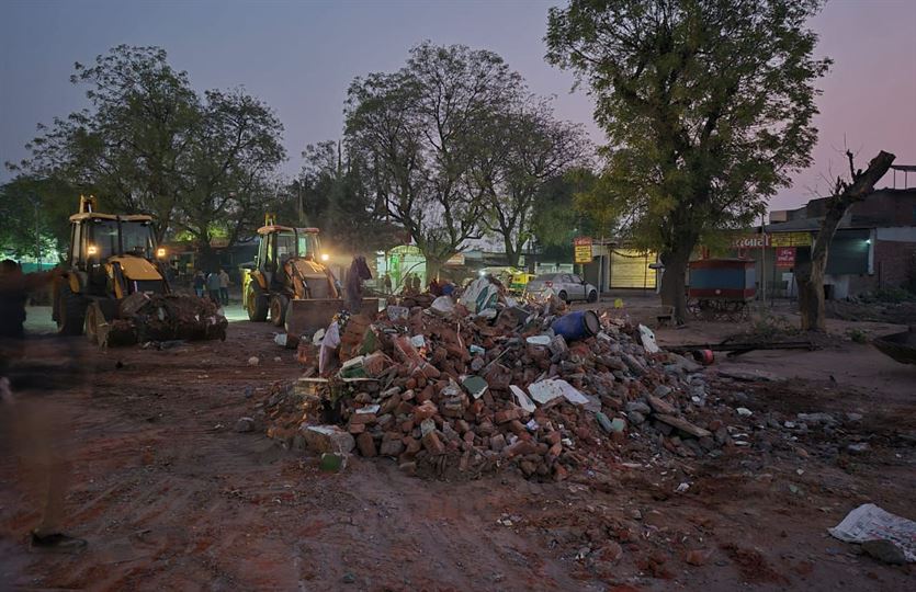 ઇસનપુર બાદ વધુ એક જગ્યાએ ડિમોલિશન! તંત્રએ સવાર-સવારમાં મુખ્ય રસ્તા પર આવેલી વર્ષો જૂની બાલાપીરન