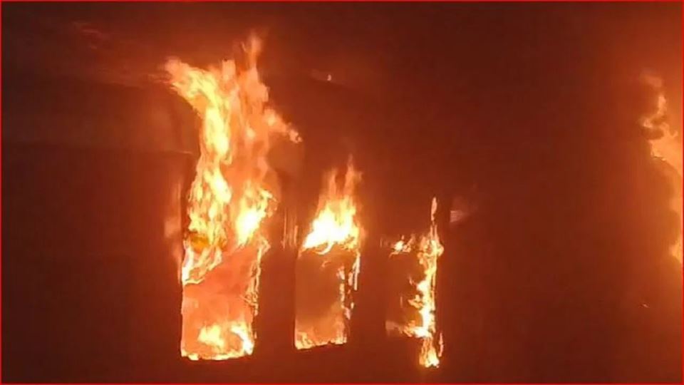 ટાટા-એર્નાકુલમ એક્સપ્રેસ ટ્રેનમાં લાગી ભીષણ આગ, બે કોચ બળીને થયા ખાખ... એકનું મોત, 20થી વધુ ઇજા