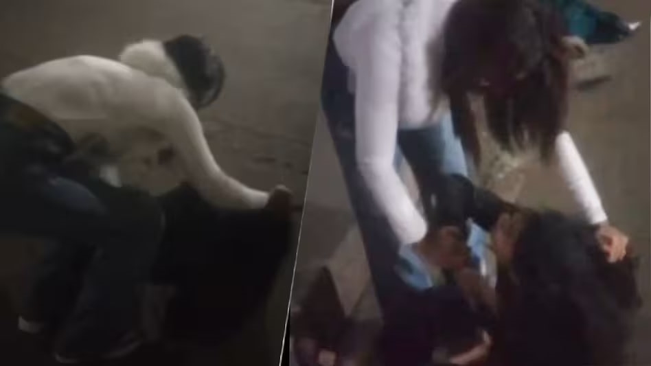 ‘મારા પ્રેમીને પહેલા ભાઈ કહેતી હતી, હવે બાબૂ કહે છે’, એક છોકરીએ બીજી છોકરીને વાળ ખેંચી-ખેંચીને 