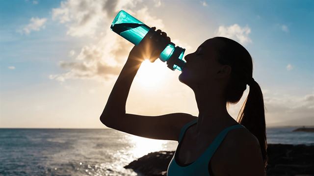 Health : શિયાળામાં ક્યારે, કેટલું અને કેવું પાણી પીવું જોઈએ? જાણો પાણી પીવાની સાચી રીત વિશે