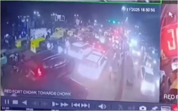 દિલ્હી બ્લાસ્ટનો ભયંકર નજારો થયો આ સીસીટીવીમાં કેદ, જુઓ કાળજું કંપાવતો વિડિયો