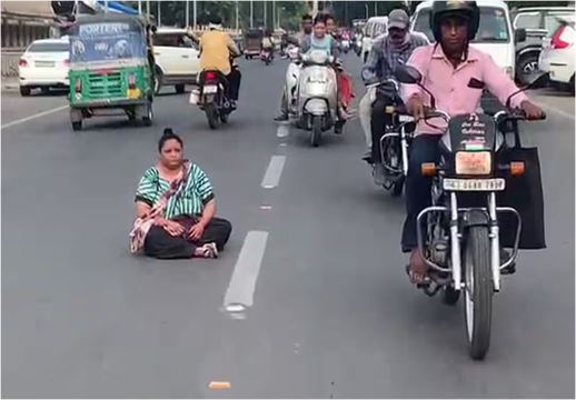 બે પાણીપુરી નહીં મળતા મહિલા બેસી ગઈ રસ્તા પર! પોલીસ બોલાવીને કર્યું આ કામ? જુઓ વિડીઓ