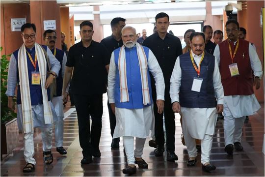 ભાજપની વર્કશોપમાં પીએમ મોદીએ કર્યું એવું કામ કે વાયરલ તસ્વીરો જોઈ લોકો આશ્ચર્યમાં મુકાયા! જાણો