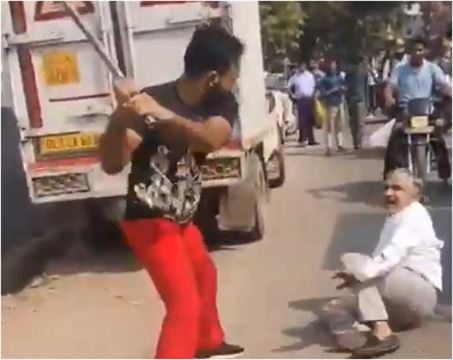 ધોળે દિવસે દબંગાઈ! આશંકા હેઠળ વૃદ્ધની રસ્તા વચ્ચે કરી નાખી ધોલાઈ! જુઓ વાઈરલ વિડીઓ