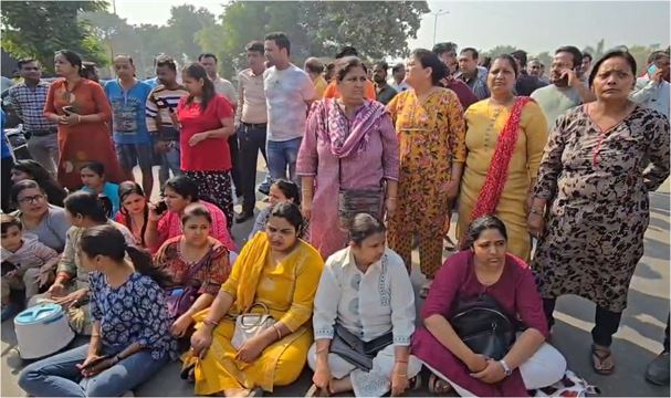 સુરતના ભીમરાડમાં બિલ્ડરની બેદરકારીને કારણે ૪૦૦ પરિવારો થયા બેઘર, કફોળી હાલતમાં મુકાતા  ન્યાયની 