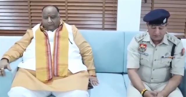સ્ટેજ પર ભાજપના નેતાને ઓળખી ન શક્યા DSP, જાહેરમાં માફી માગવી પડી, જુઓ વાયરલ વીડિયો