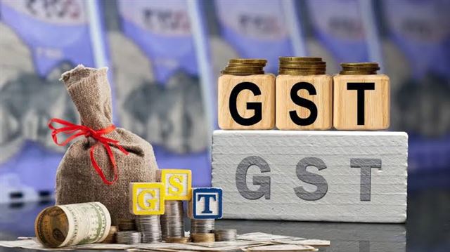 GST ઘટાડાનો લાભ નથી મળી રહ્યો? તમે ટોલ-ફ્રી નંબર તેમજ WhatsApp પર ફરિયાદ કરી શકો છો