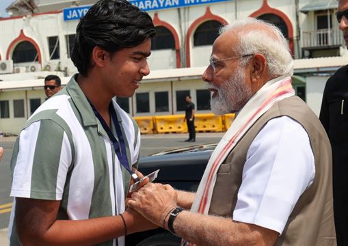 Video: 14 વર્ષીય વૈભવ સૂર્યવંશીની પટના એરપોર્ટ પર થઈ PM મોદી સાથે મુલાકાત, સ્ટાર ક્રિકેટરે ચરણ!