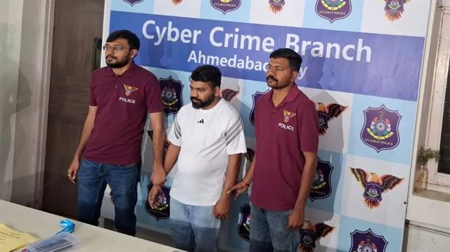 ગુજરાતમાં ફિલ્મ સ્પેશિયલ 26 જેવી ઘટના, યુવકે કેન્દ્ર સરકારની એજન્સીઓમાં નોકરી અપાવવાના નામ પર લ