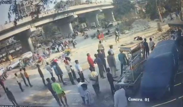 વડોદરાના રસ્તાઓ પર ભયાનક દૃશ્ય, ખુલ્લેઆમ તલવારોનો ઉપયોગ થયો; વીડિયો વાયરલ થતાં પોલીસ હરકતમાં આવ