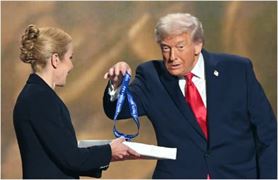 આખરે અમેરિકાના પ્રમુખ ડોનાલ્ડ ટ્રમ્પને મળી ગયો આ પુરસ્કાર, એટલા ખુશ થઈ ગયા કે જાતે જ...., જુઓ વ