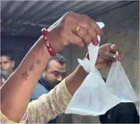 બાળકો સાથે આવેલી મહિલાઓએ દારૂના અડ્ડાને કર્યો તહેસ-નહેસ! પોલીસની પોલ ખોલનો વાયરલ વિડિયો જુઓ