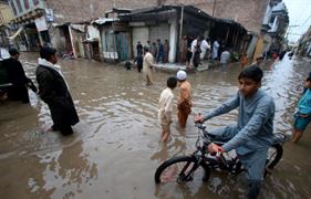 પાકિસ્તાનમાં સતત ત્રણ દિવસથી ભારે વરસાદ ના લીધે 30થી વધુ લોકોના મોત નિપજ્યાં અને 600 ઘરની  જમીન