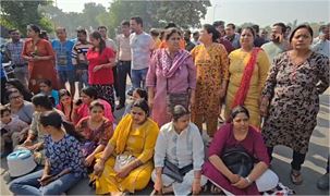 સુરતના ભીમરાડમાં બિલ્ડરની બેદરકારીને કારણે ૪૦૦ પરિવારો થયા બેઘર, કફોળી હાલતમાં મુકાતા  ન્યાયની 