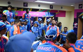 ભારતીય ટીમ બાર્બાડોસમાં ફસાઈ, ખેલાડી હોટલ રૂમમાં થયા બંધ, લાઇન લગાવીને પેપર ડીશમાં ખાવા મજબૂર