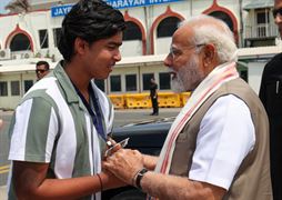 Video: 14 વર્ષીય વૈભવ સૂર્યવંશીની પટના એરપોર્ટ પર થઈ PM મોદી સાથે મુલાકાત, સ્ટાર ક્રિકેટરે ચરણ!