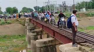 Video: આ શું થઈ રહ્યું છે? બાઇક સવારોએ રેલવે ટ્રેકને બનાવ્યો હાઇવે