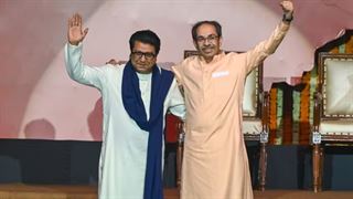 Maharashtra Politics: મરાઠી માણુસનું શક્તિ પ્રદર્શન: 20 વર્ષ બાદ એક મંચ પર ગળે મળ્યા ઉદ્ધવ-રાજ,