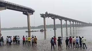 Gambhira Bridge Collapse: મધ્ય ગુજરાત-સૌરાષ્ટ્રને જોડતો ગંભીરા બ્રિજ તૂટી પડ્યો, 4 વાહનો નદીમાં