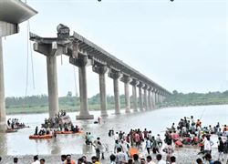 Gambhira Bridge Collapse: ગંભીરા બ્રિજ દુર્ઘટનામાં મૃત્યુયાંક વધ્યો, હજી પણ 6 લોકોનો કોઇ અતોપતો