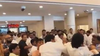 Maharashtra: BJP-NCP (SP)ના સમર્થકો વચ્ચે છુટ્ટાહાથની મારામારી, જુઓ વીડિયો