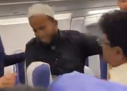Video: મુંબઈથી કોલકાતા જતી IndiGoની ફ્લાઇટમાં એક યાત્રીએ બીજાને માર્યો લાફો